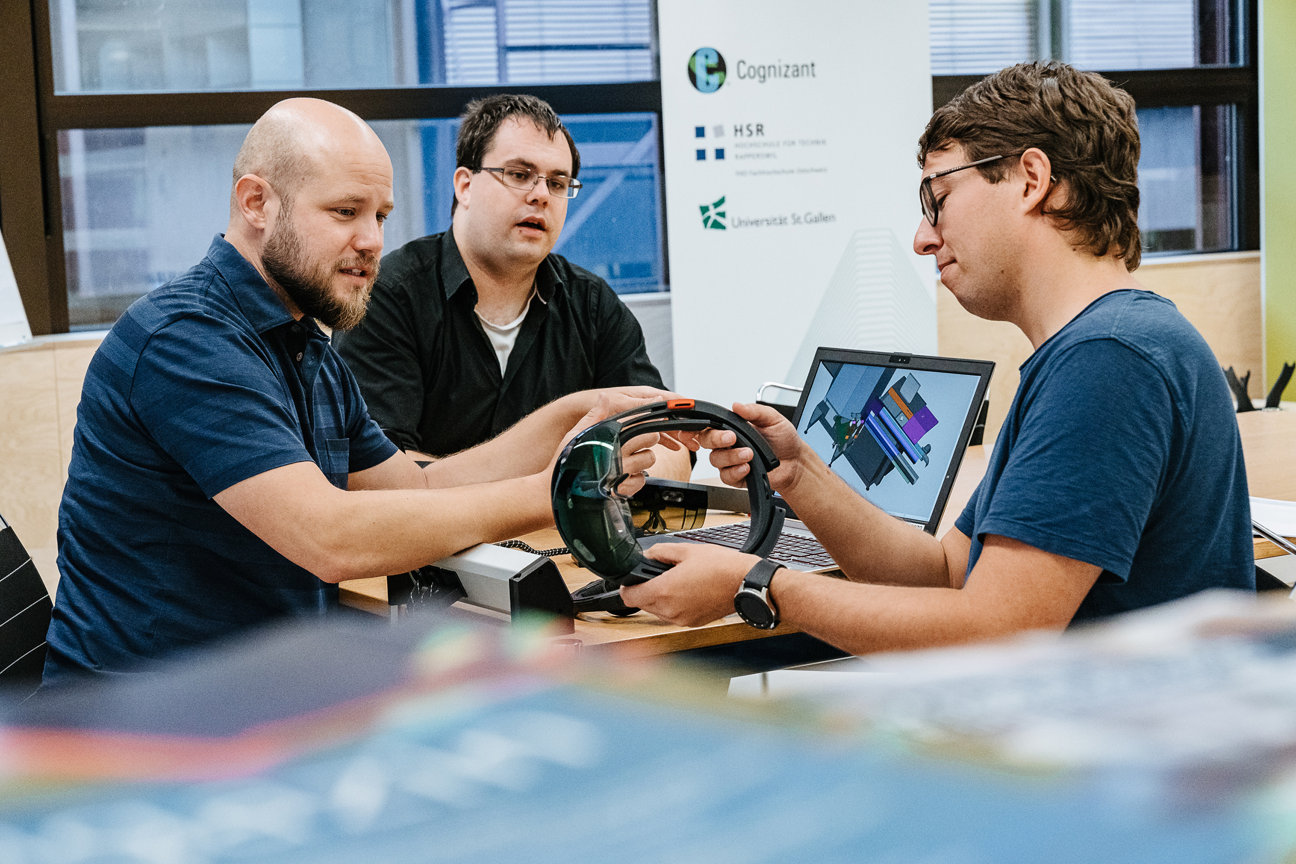 Absolventen des Master Business Engineering (MSE) besprechen ein Projekt