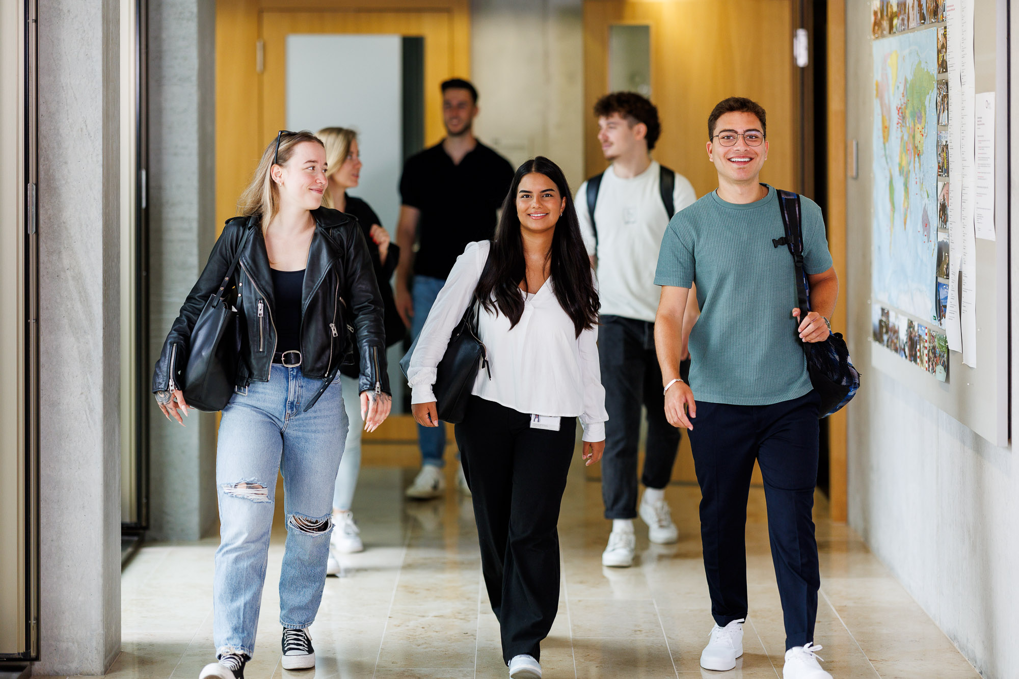 Studierende in BWL unterhalten sich auf dem Korridor