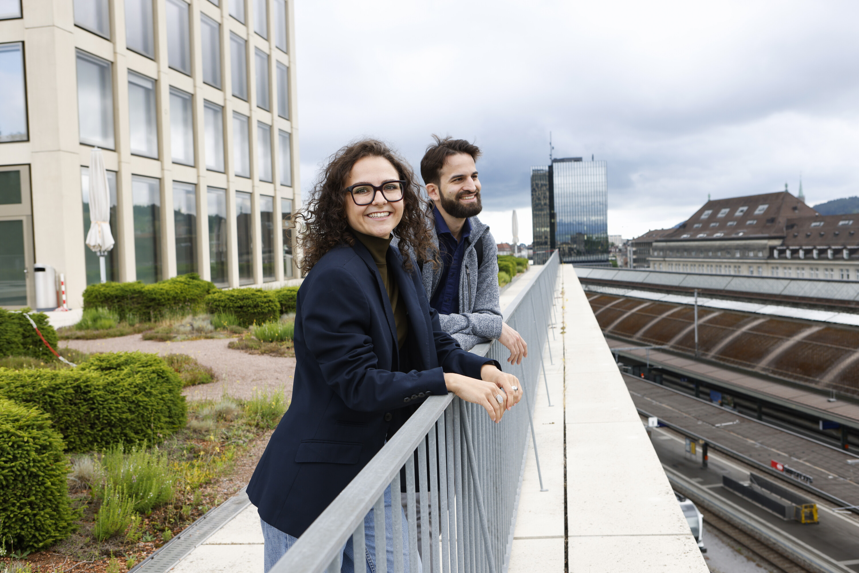 Zwei Studierende blicken auf der OST-Terrasse in die Weite