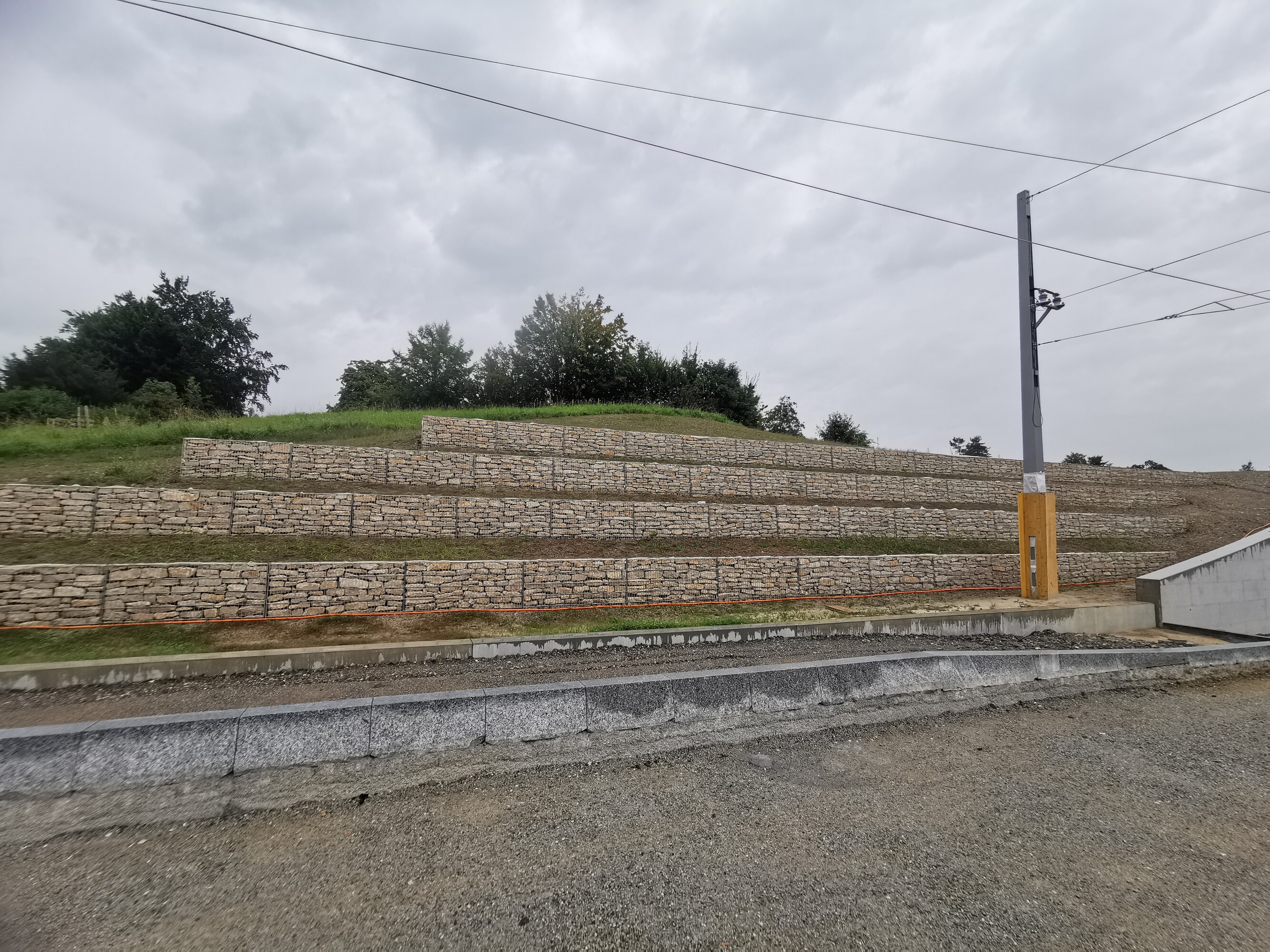 Die geschichteten Gabionen wirken auf grössere Distanz wie Trockenmauern. Fäberhüslitunnel Schlieren 