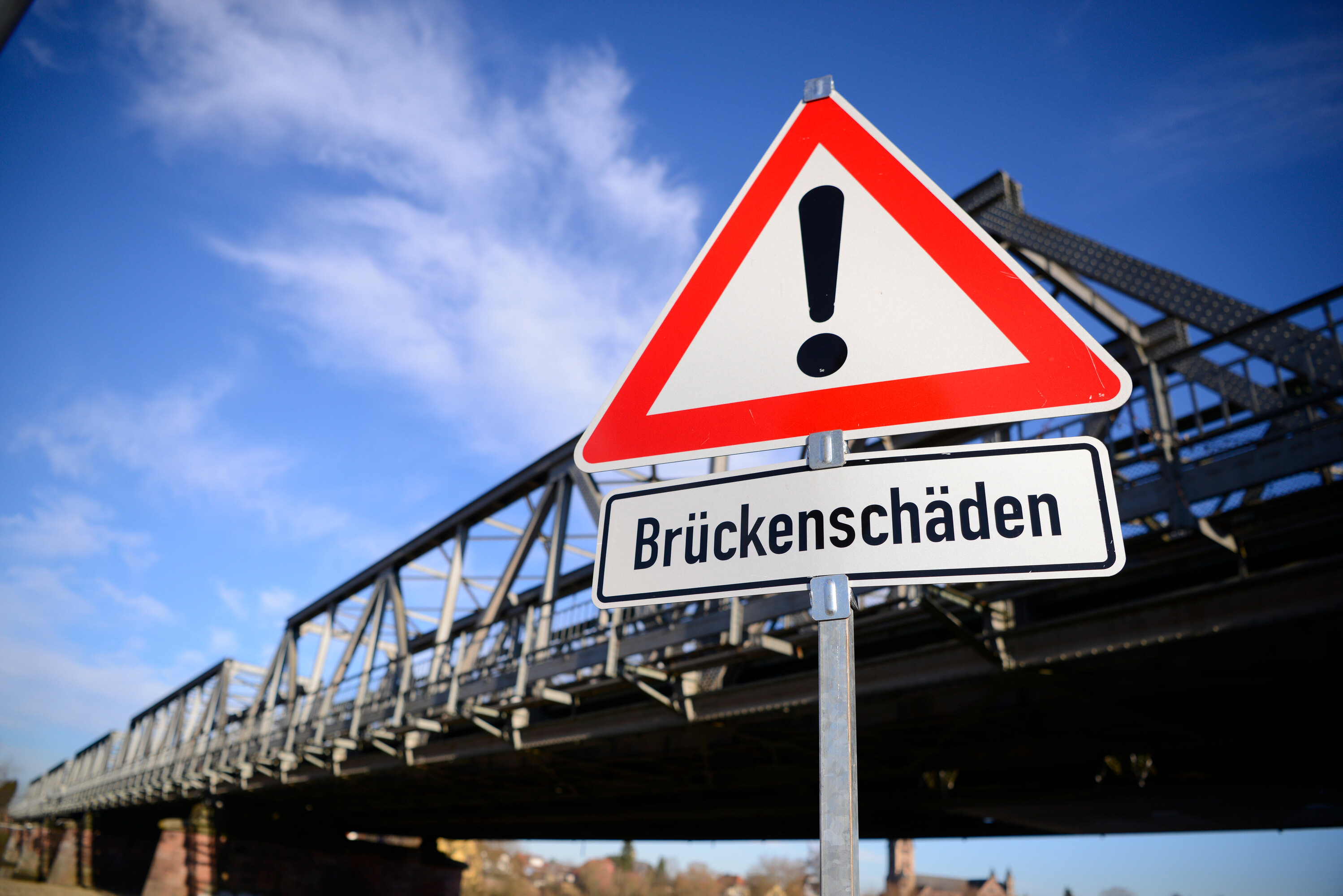 Warnschild vor Brückenschäden vor einer Brücke_1