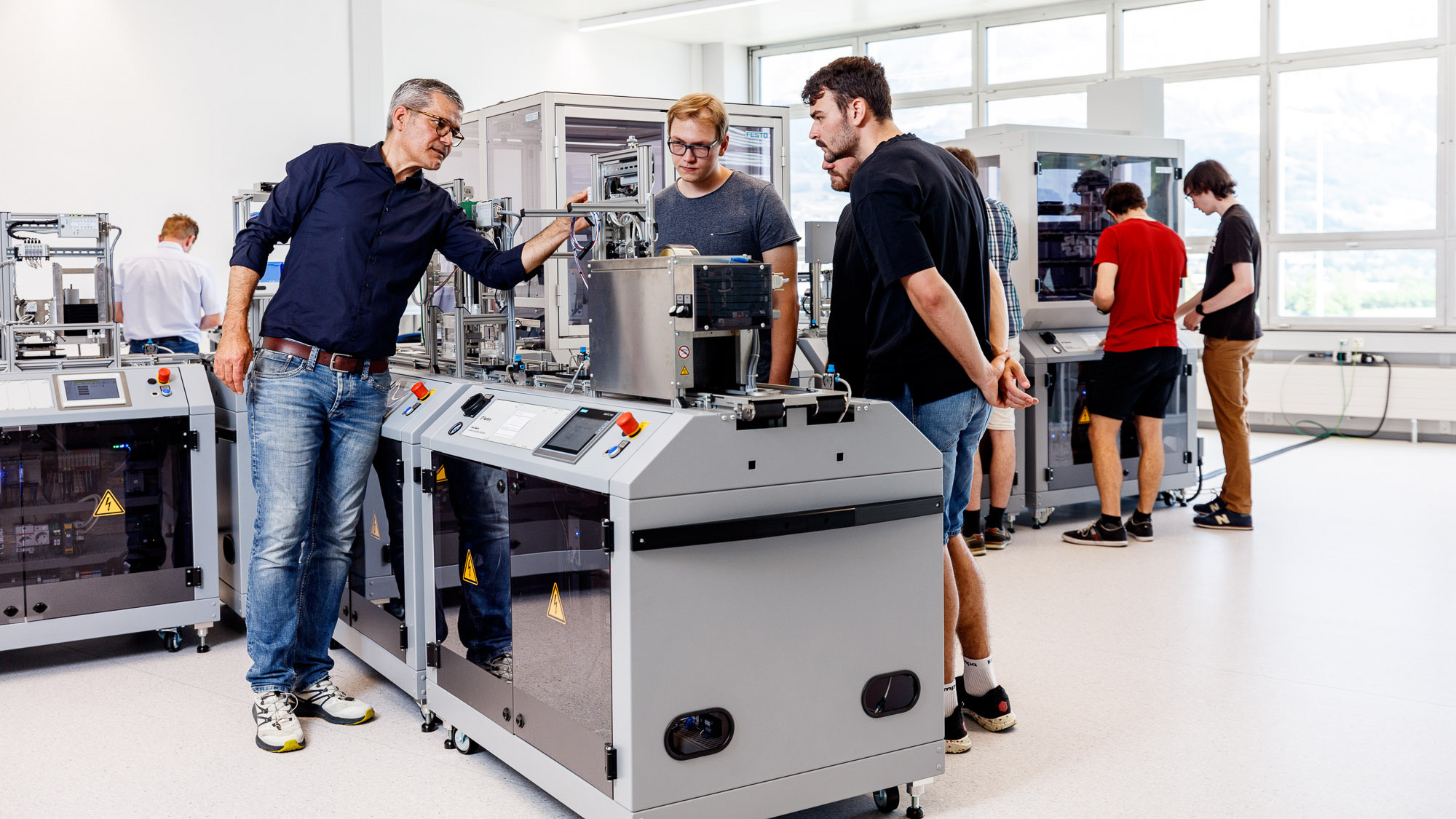 Smart Factory im Praxisunterricht an der Ostschweizer Fachhochschule in Buchs