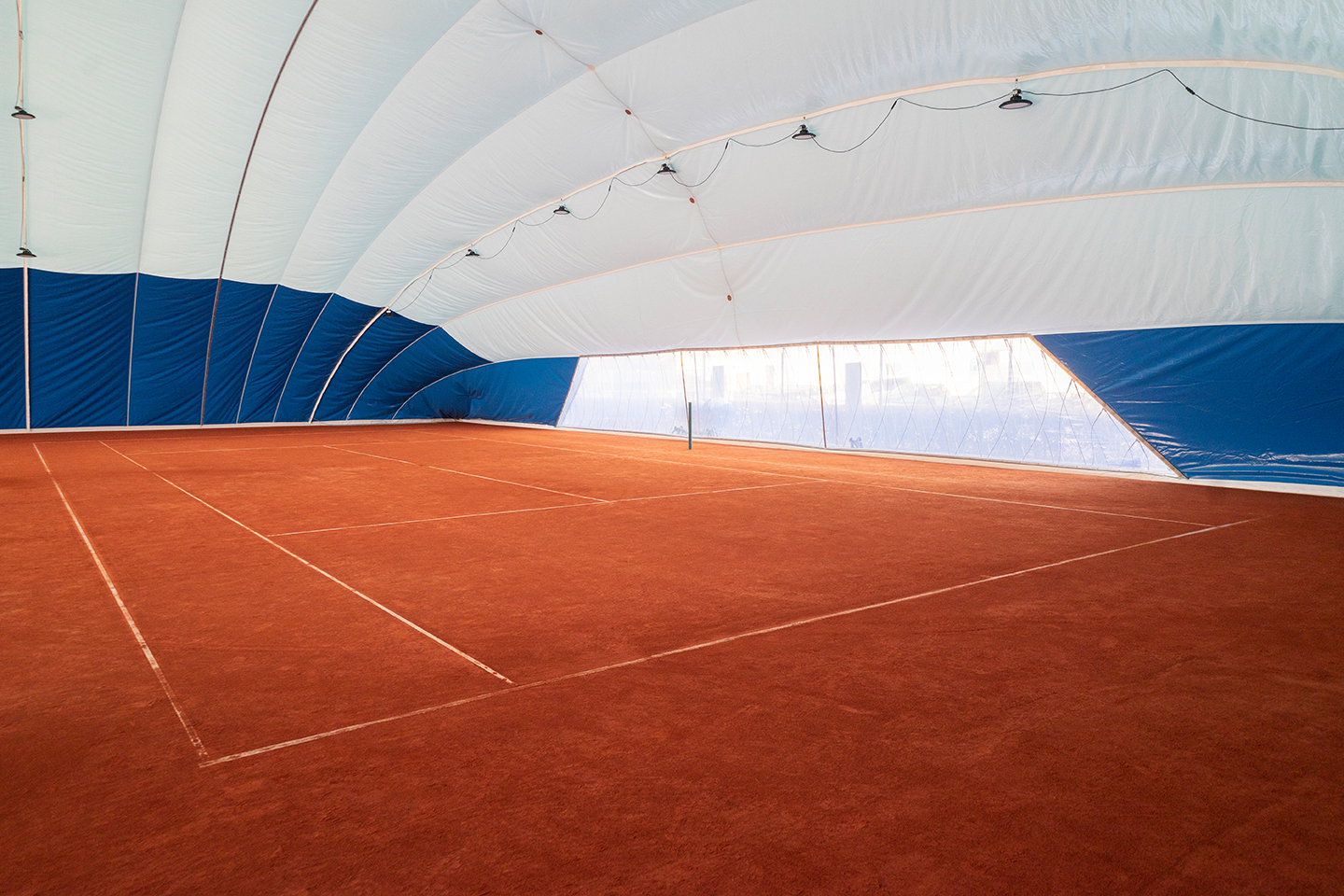 Lichtdurchflutet: Die Panorama-Öffnungen in der Traglufthalle lassen viel Licht von aussen ins Innere und ermöglichen so auch im Winter Tennis bei Tageslicht.