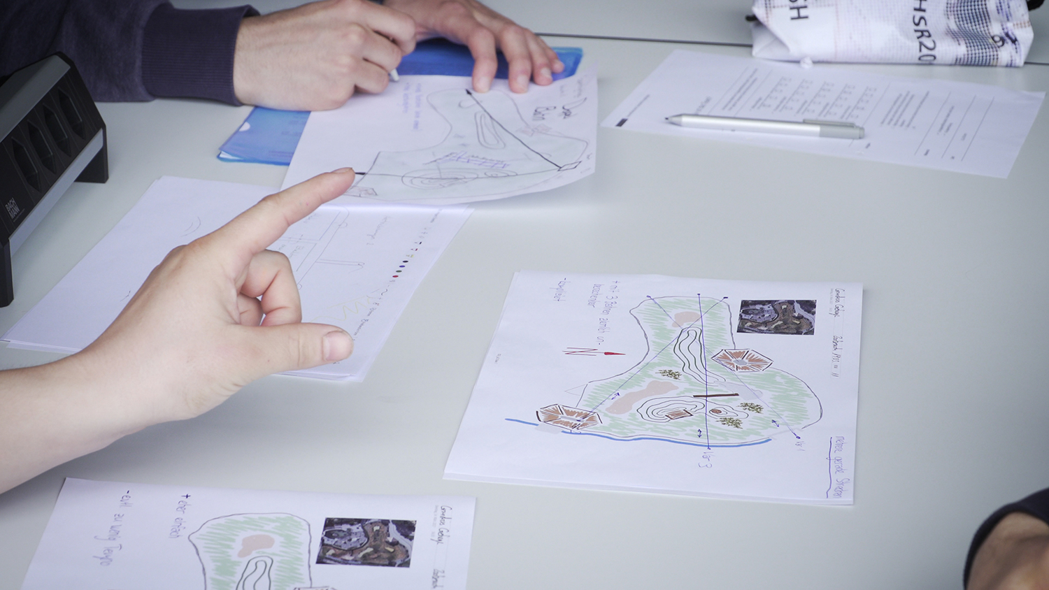 Studierende der HSR skizzieren ihre Konzepte für die neuen Tier-Beschäftigungsmöglichkeiten. Studierende der HSR skizzieren ihre Konzepte für die neuen Tier-Beschäftigungsmöglichkeiten.