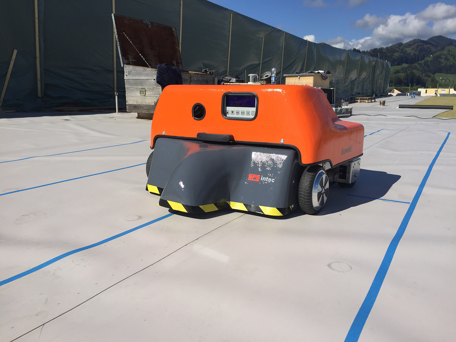 Der weiterentwickelte Prototyp des Flachdach-Roboters verschweisst auf einer Baustelle Kunststoffbahnen mit der Dachkonstruktion.