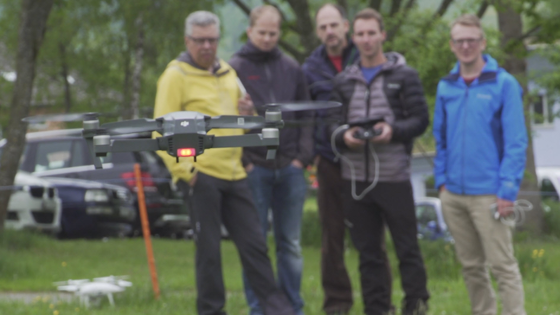 Bei einem Testflug mit Vertretern der Rettungsstation Schwägalp-Säntis und der Kantonspolizei Appenzell-Innerrhoden testen HSR Studierende ihre Drohnen-Steuerung.
