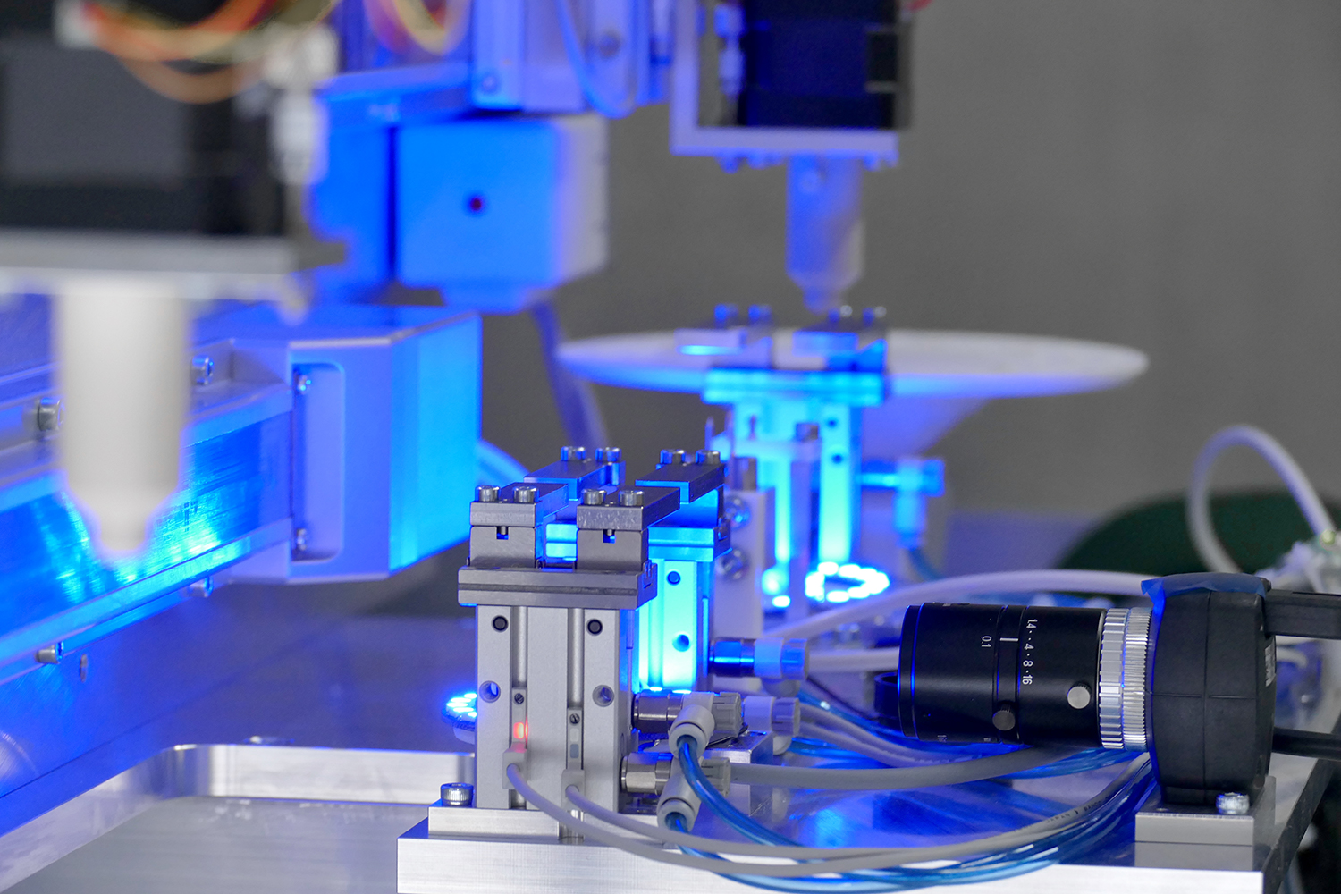 HSR Automat verwandelt Stoffe in smarte und leuchtende Textilien
