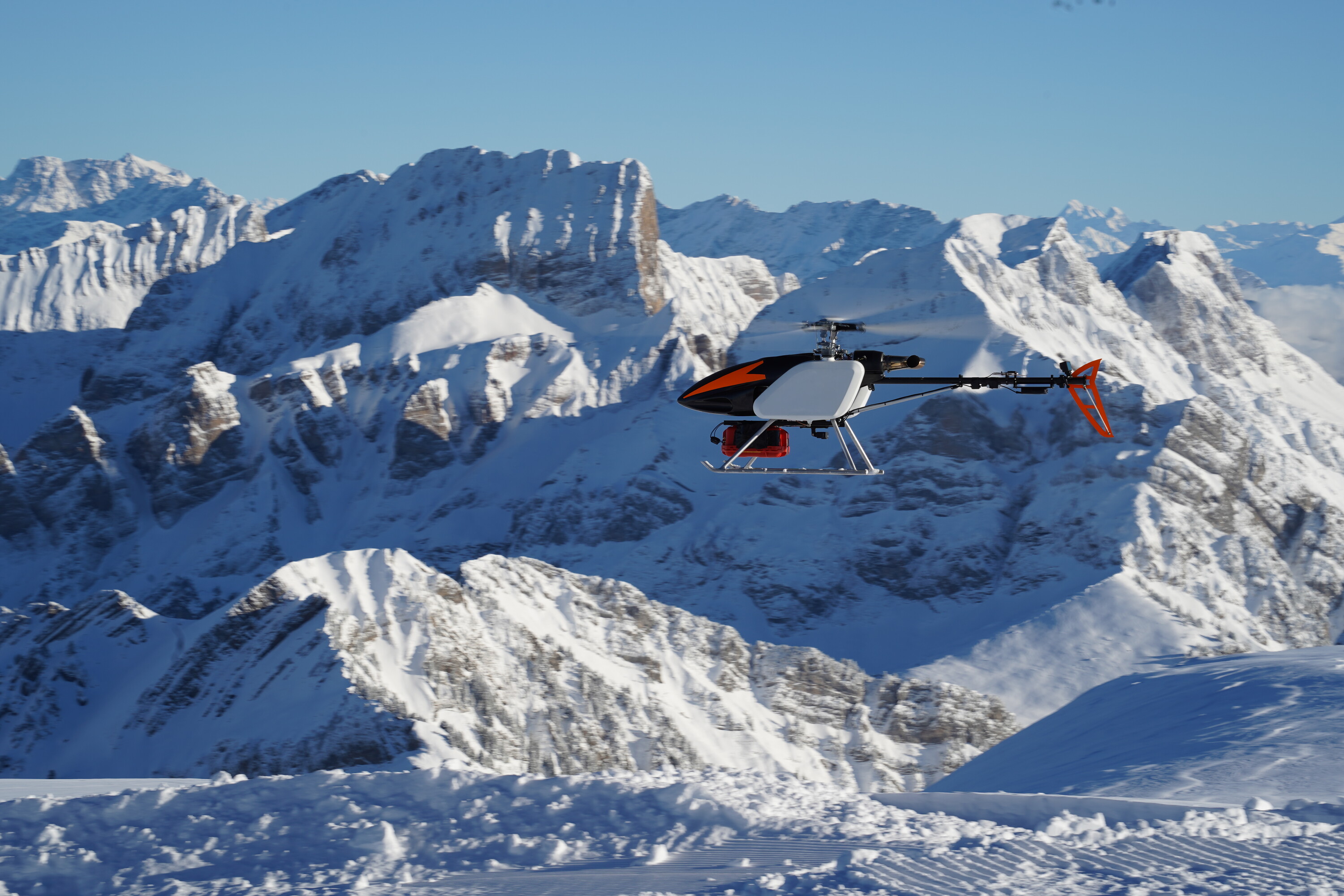 Der Helikopter fliegt unbemannt.