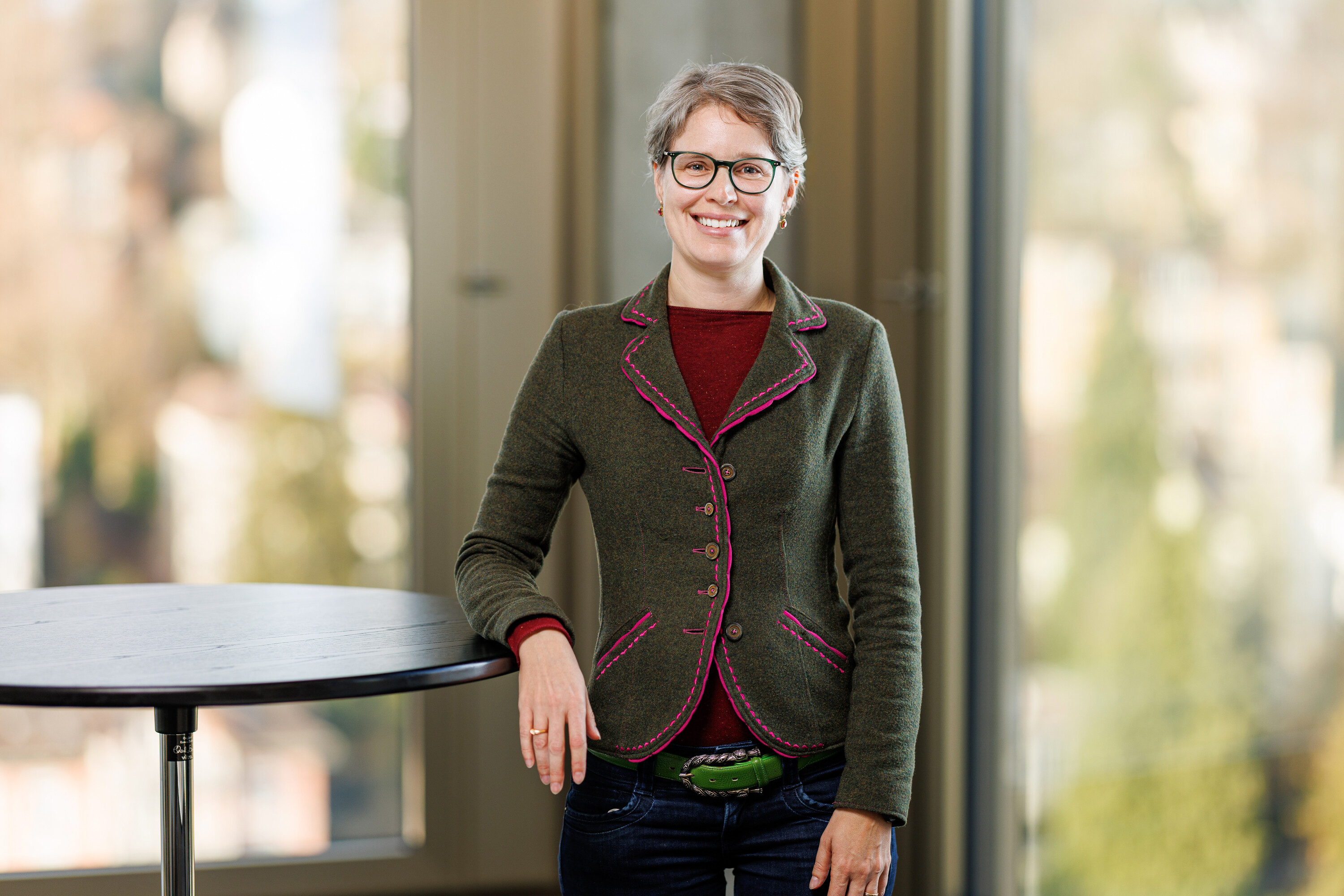 Stefanie Graf Auf dem Bild ist Prof. Stefanie Graf, die Leiterin des Departements ABLR, zu sehen. Sie stützt den rechten Arm auf einem Stehtisch ab.